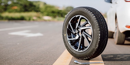 Clou dans un pneu : que faire et comment réparer ?